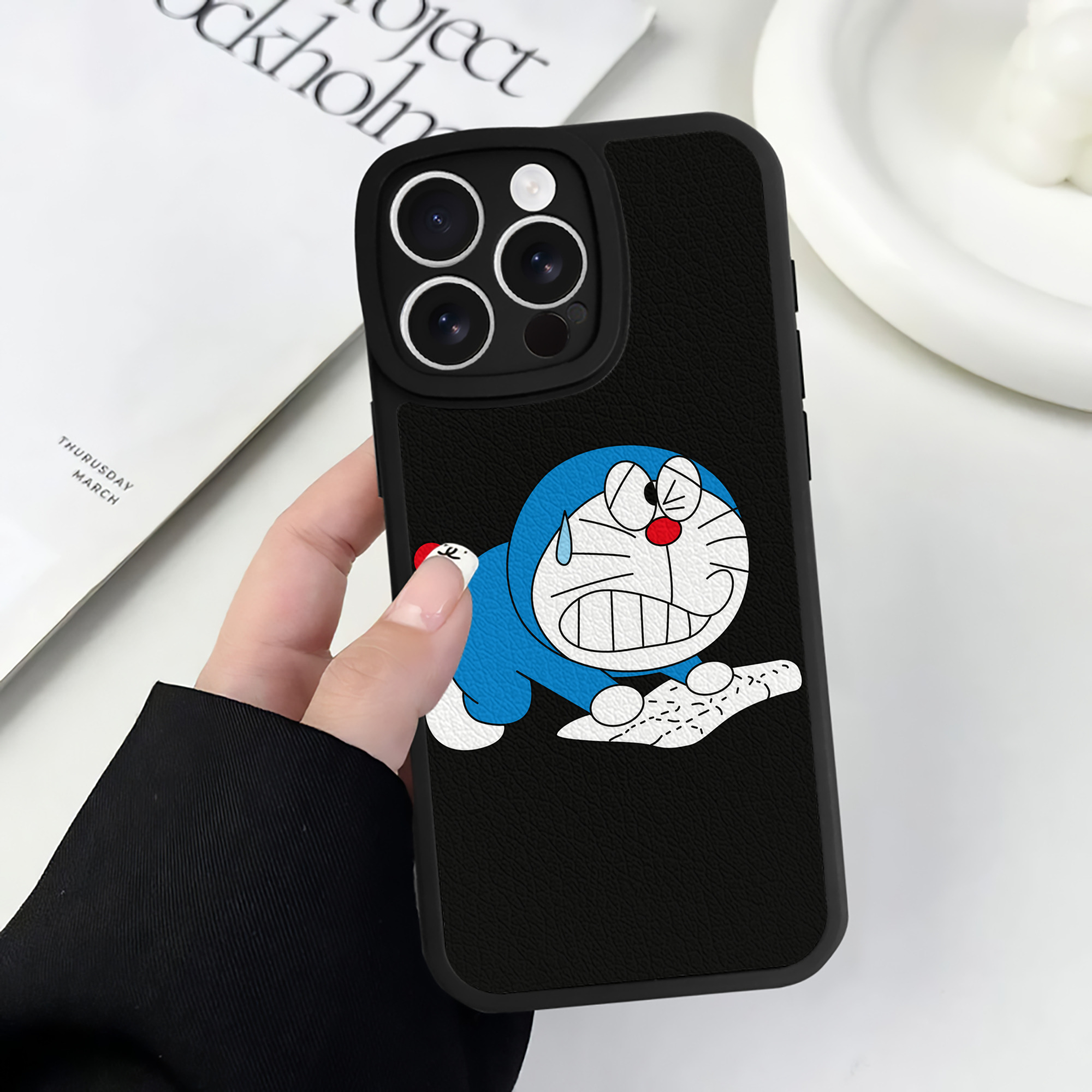 （画像用） ドラえもん Doraemon 【iPhone 16シリーズ対応】シリコンスマホケース（レザー調） 材質：シリコン